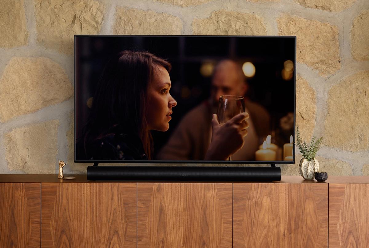 Crni Sonos Arc i TV