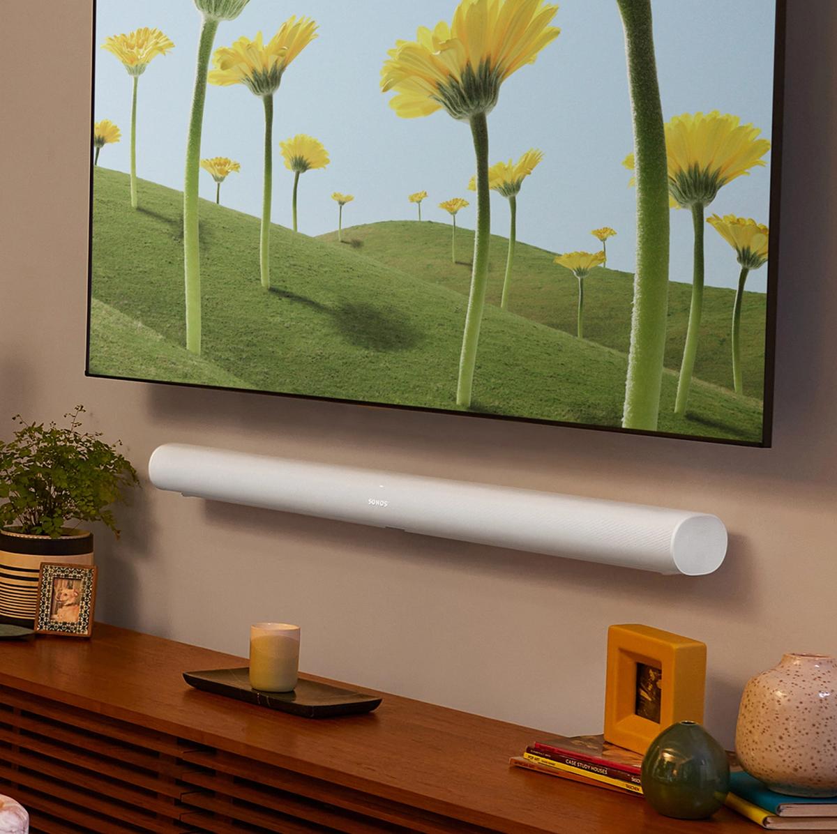 Beli Sonos Arc na zidu ispod TV-a