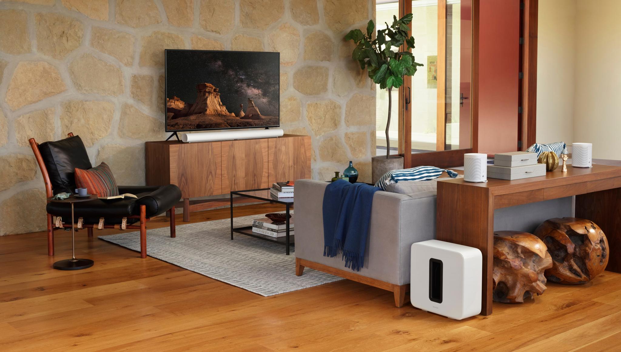 Beli Sonos sistem kućnog bioskopa u dnevnoj sobi