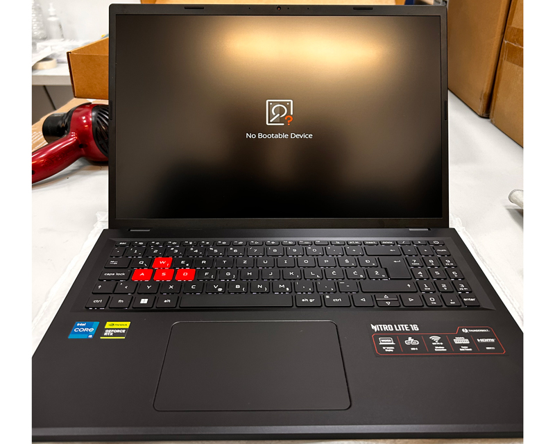 Nitro Lite NL16-71G-50MG 16 inča FHD i5-13420H, 16GB, 512GB SSD GeForce RTX 4050 crni outlet