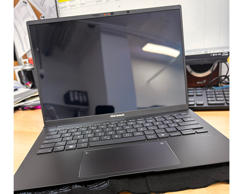 Zenbook 14 UM3406KA-QD025 (14 inča WUXGA OLED, Ryzen AI 5 340, 16GB, SSD 512GB) laptop outlet